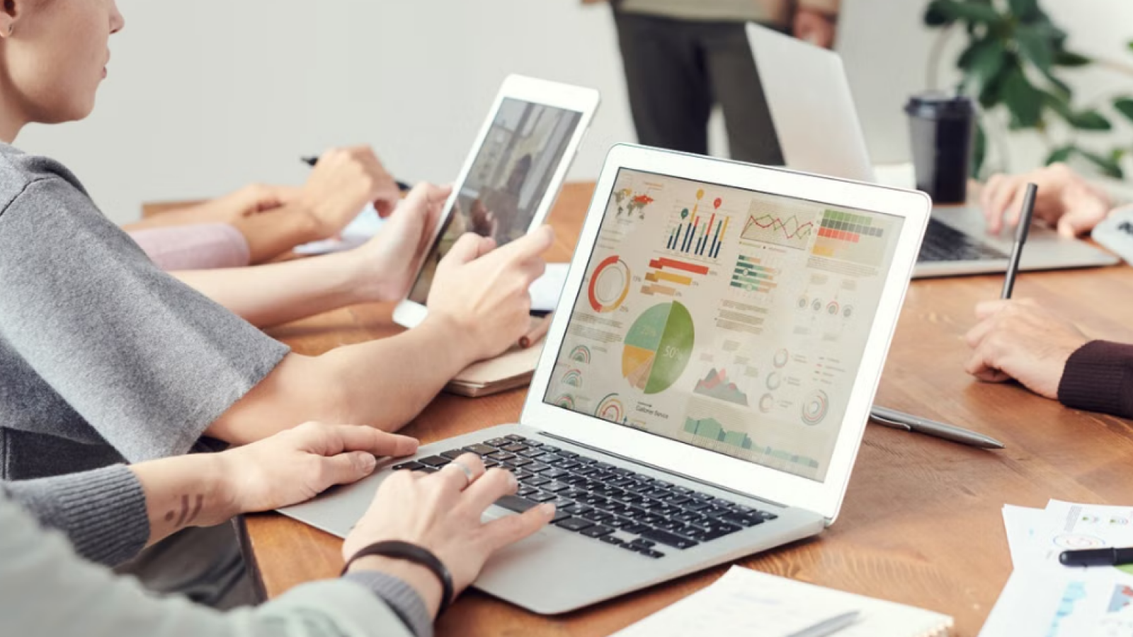 Deepnetic Social ermöglicht es Unternehmen, die Performance aller Social-Media-Kanäle an einem Ort zu analysieren.
